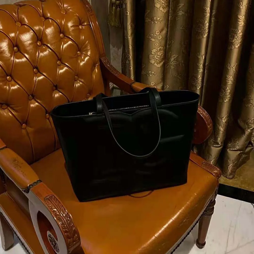 Dolce Gabbana D&G Small Calfskin DG Logo Bag Shopper for Women in Black Dolce Gabbana D&G Small Calfskin DG Logo Bag Shopper for Women in Black