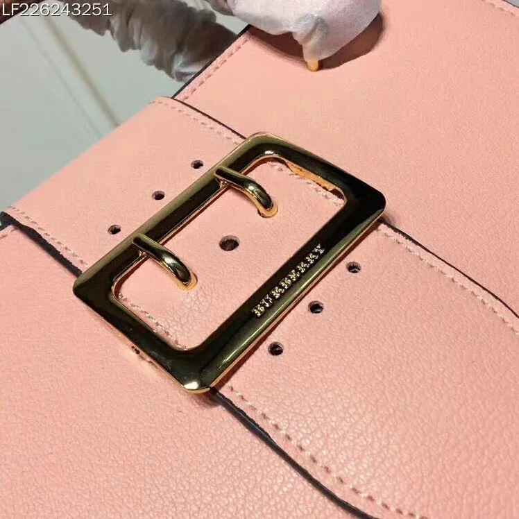 Burberry Medium Buckle Tote in Grainy Leather in Pink