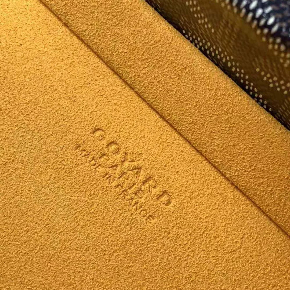 Goyard Sac Malle Grand Hôtel in Goyardine Canvas & Clamecy Calfskin for Women in Navy Goyard Sac Malle Grand Hôtel in Goyardine Canvas & Clamecy Calfskin for Women in Navy