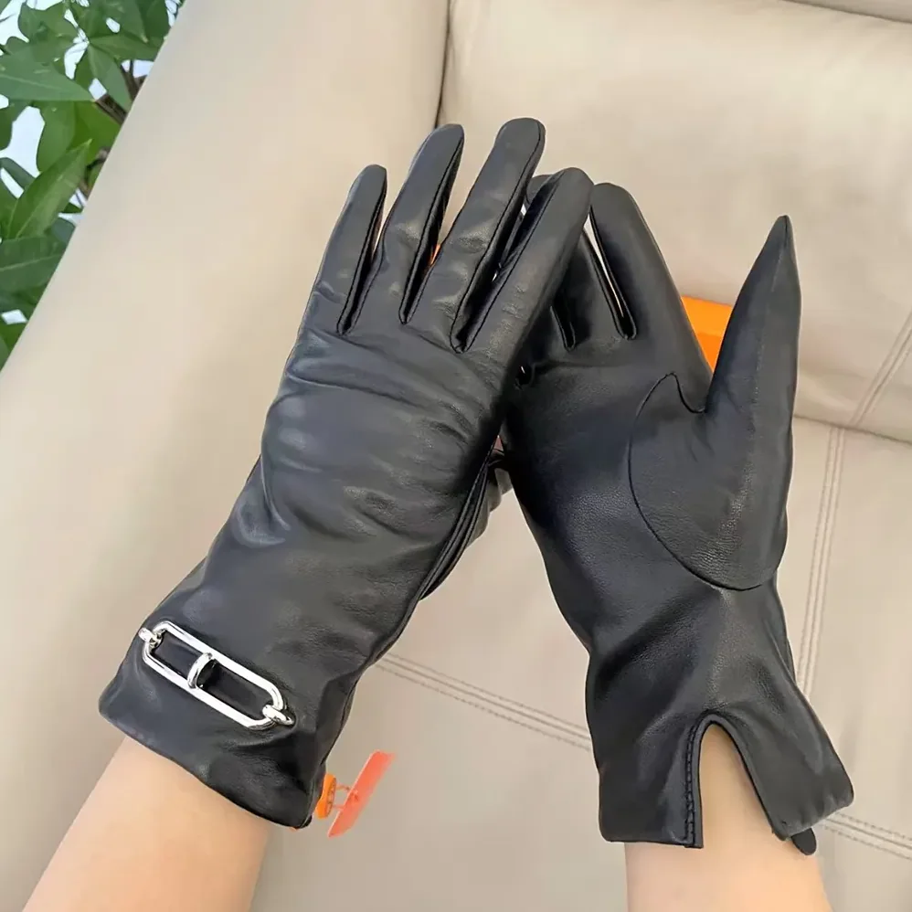 Hermes Gloves in Lambskin Leather for Women in Black