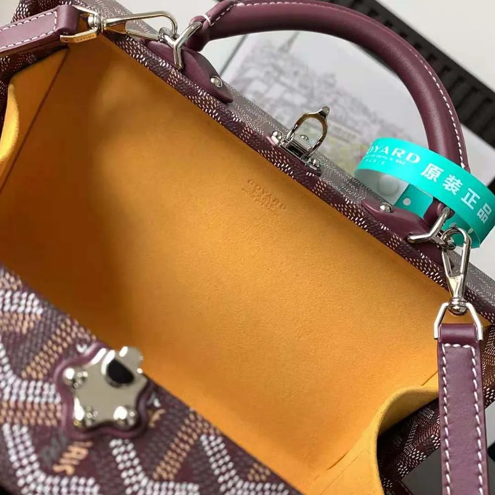 Goyard Sac Malle Grand Hôtel in Goyardine Canvas & Clamecy Calfskin for Women in Maroon Goyard Sac Malle Grand Hôtel in Goyardine Canvas & Clamecy Calfskin for Women in Maroon