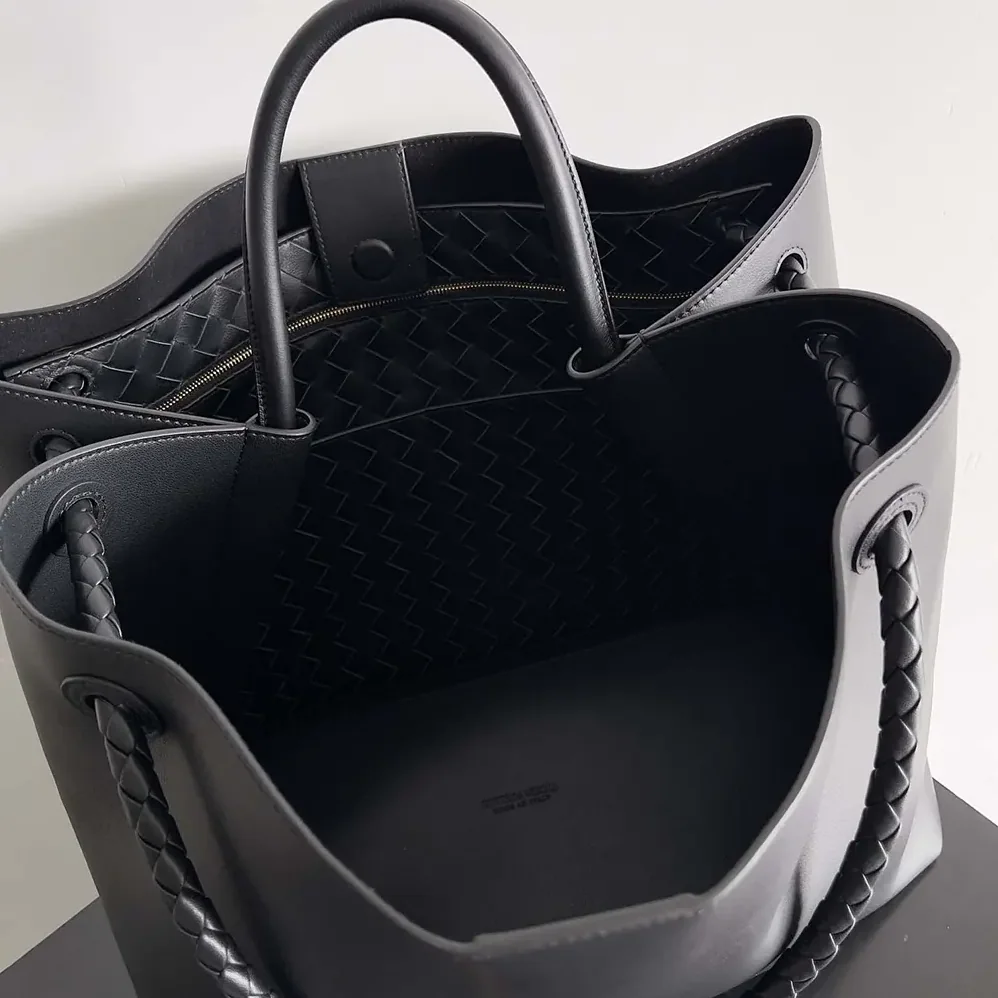 Bottega Veneta Large Andiamo in Silky Calf Leather for Women in Black/Gold
