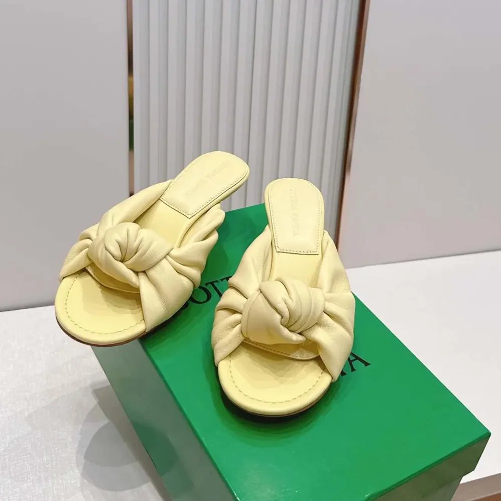Bottega Veneta Lagoon Nappa Leather Knotted Flat Slide Sandals Yellow for Women Bottega Veneta Lagoon Nappa Leather Knotted Flat Slide Sandals Yellow for Women