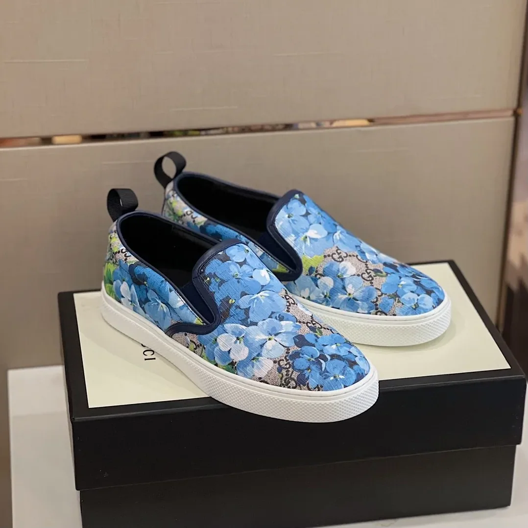 Gucci GG Supreme Canvas Slip for Men in On Blue Flowers Gucci GG Supreme Canvas Slip for Men in On Blue Flowers