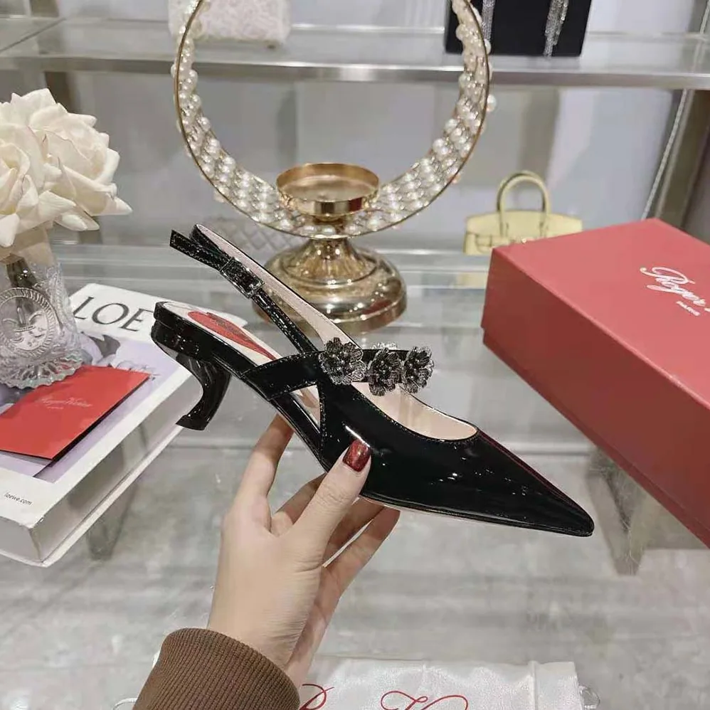 Roger Vivier Virgule Flower Slingback Pumps in Patent Leather for Women in Black Roger Vivier Virgule Flower Slingback Pumps in Patent Leather for Women in Black
