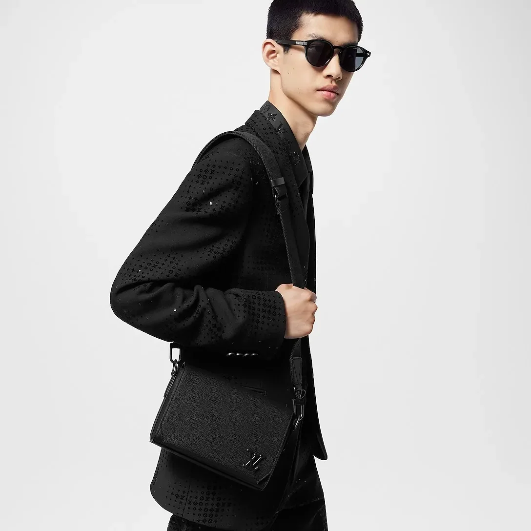 Louis Vuitton Takeoff Messenger PM Noir / Louis Vuitton Takeoff Messenger PM Noir /