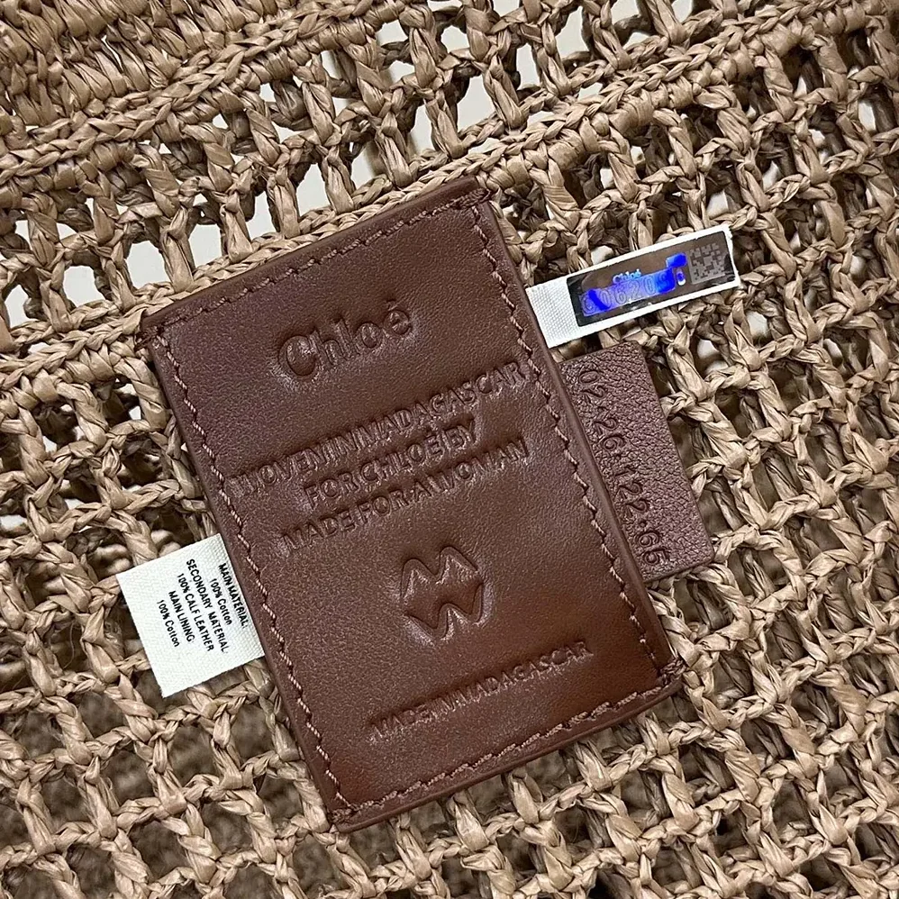 Chloe Summer Banana East-west Tote Bag in Raffia & Buffalo Leather for Women in Beige Chloe Summer Banana East-west Tote Bag in Raffia & Buffalo Leather for Women in Beige