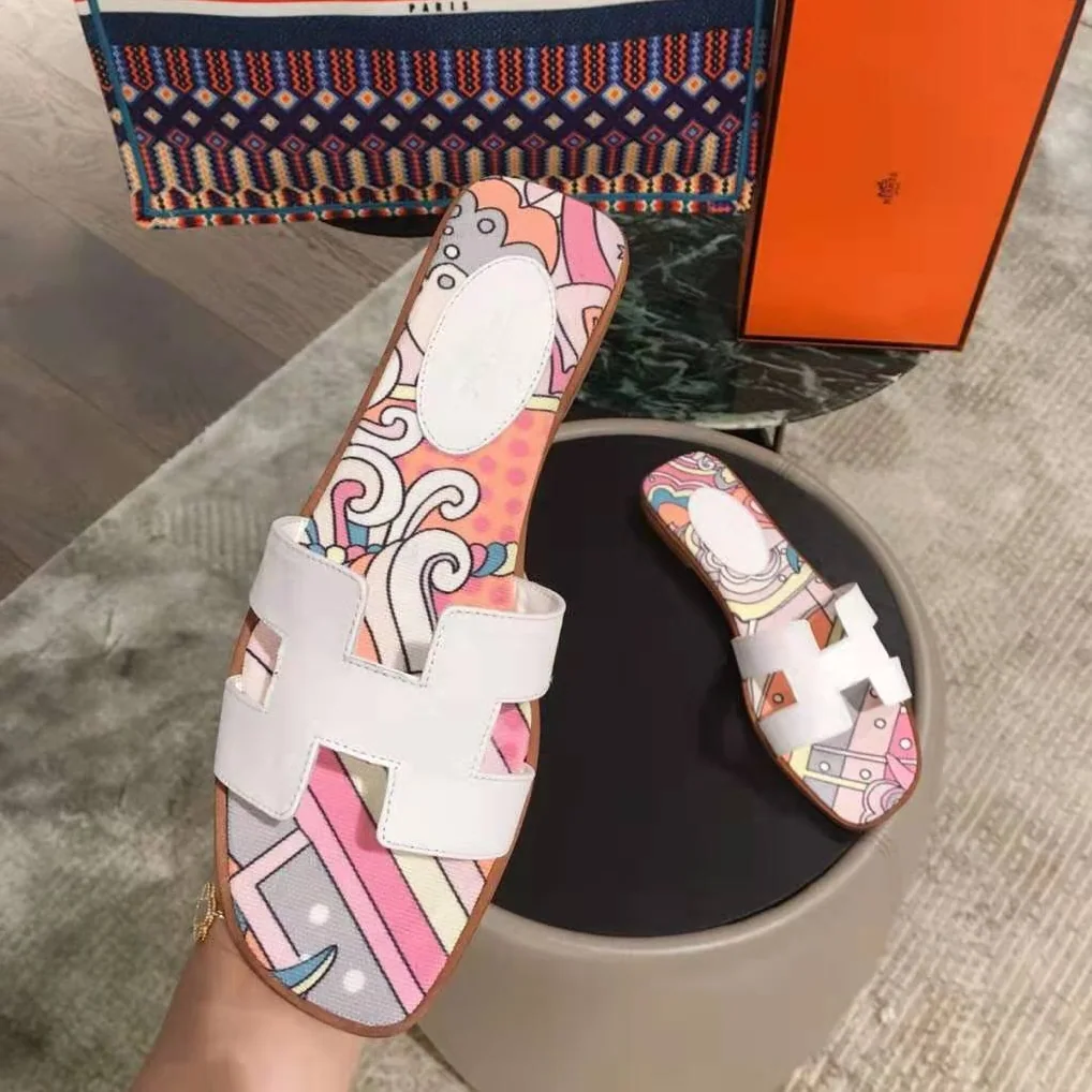 Hermes Oran Sandal in Cotton Canvas with “Faubourg Rainbow” Print for Women in White Hermes Oran Sandal in Cotton Canvas with “Faubourg Rainbow” Print for Women in White