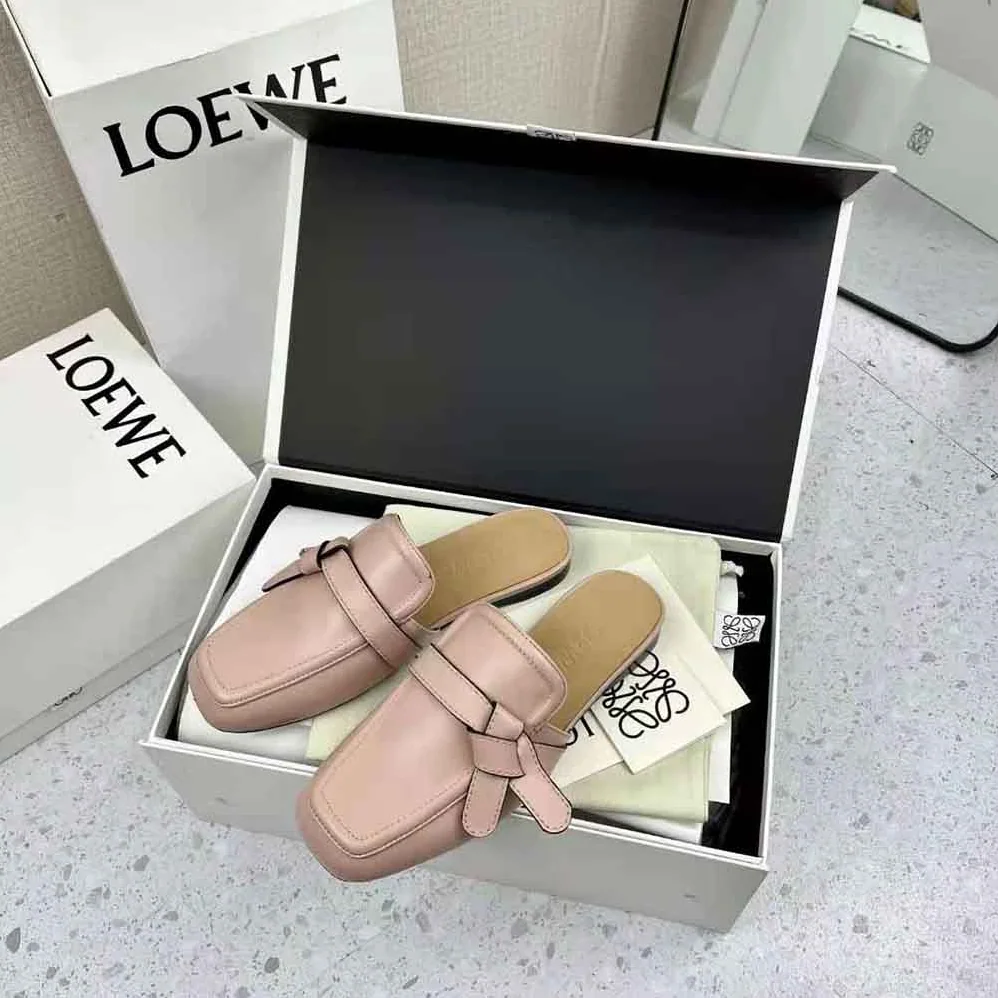 Loewe Gate Flat Mule in Calfskin for Women in Pink Loewe Gate Flat Mule in Calfskin for Women in Pink