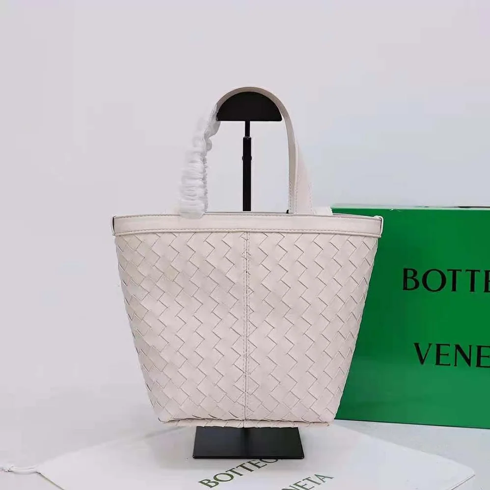 Bottega Veneta Small Flip Flap in Lambskin Leather for Women in White