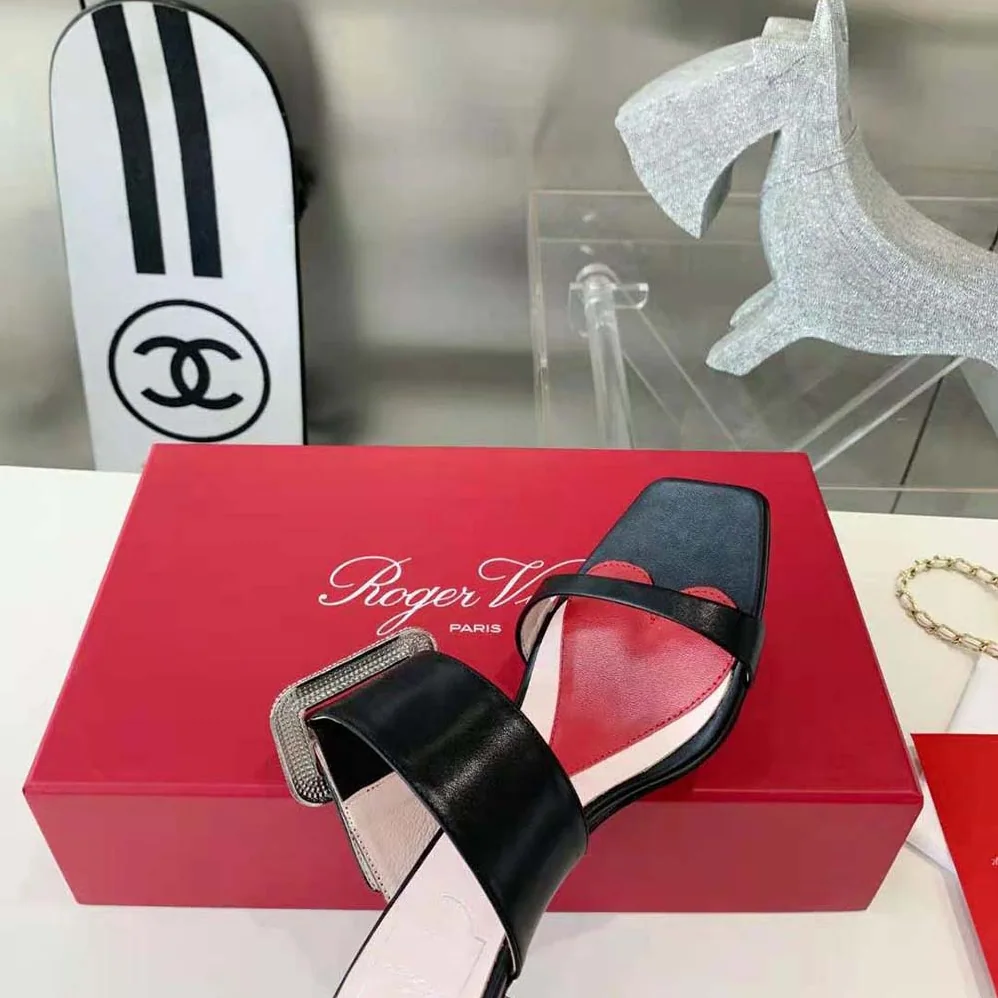 Roger Vivier Viv Choc Side Strass Buckle Mules in Leather for Women in Black Roger Vivier Viv Choc Side Strass Buckle Mules in Leather for Women in Black