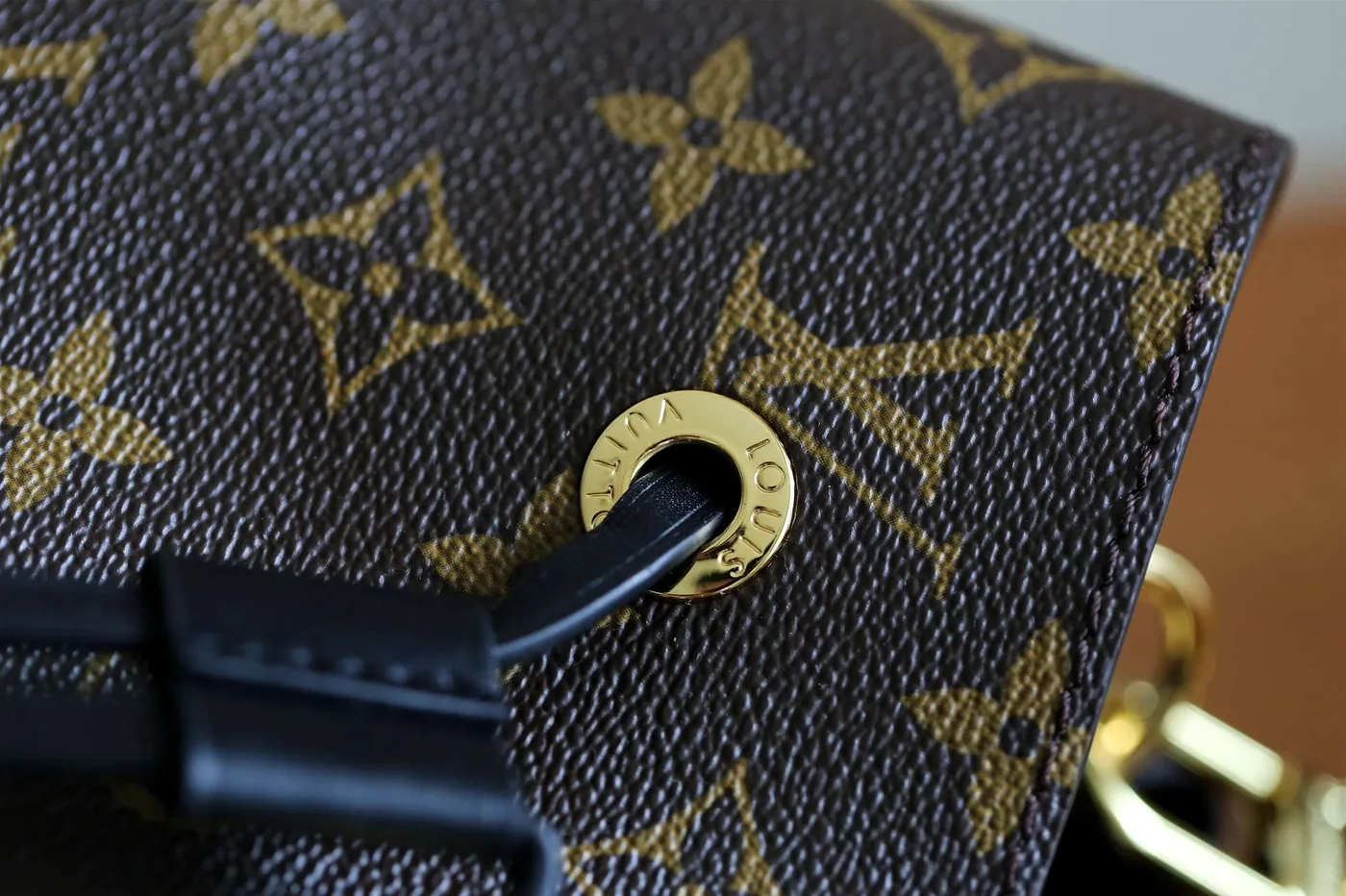 Louis Vuitton NeoNoe MM Bucket Bag Brown / LV Louis Vuitton NeoNoe MM Bucket Bag Brown / LV