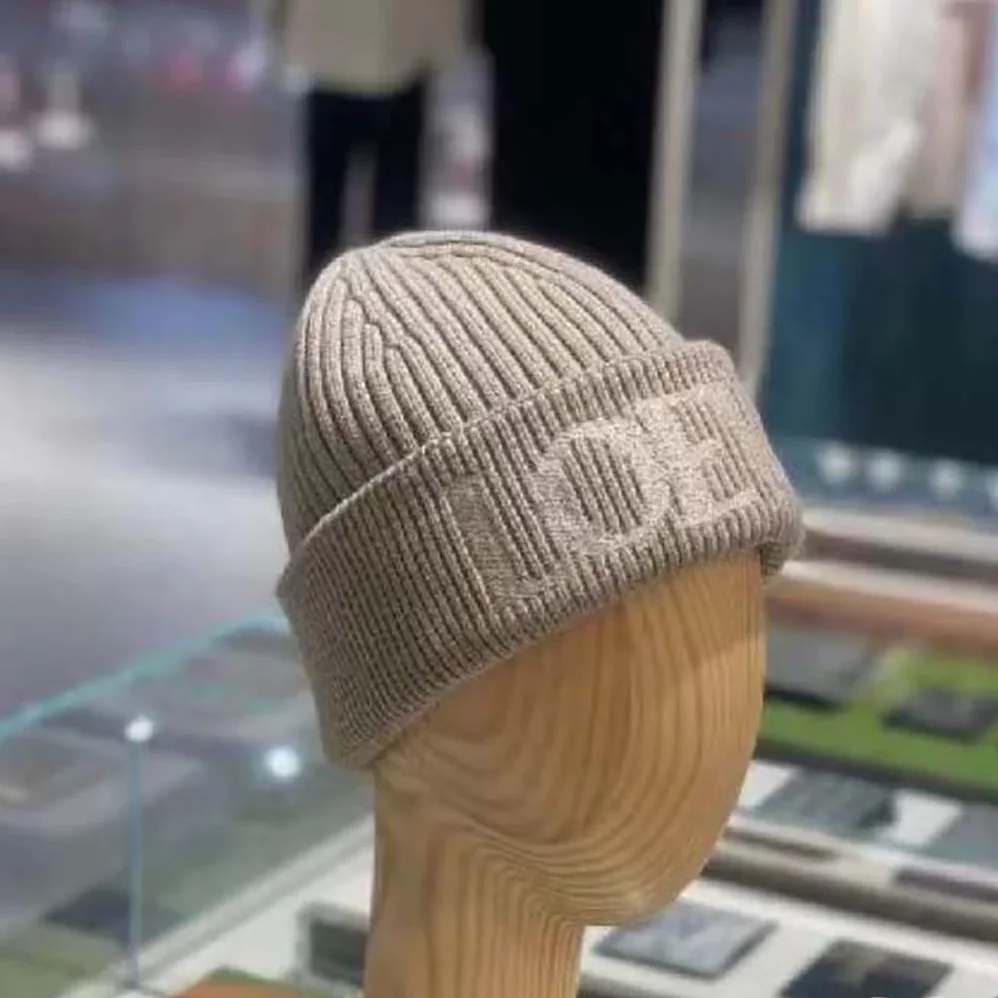 Loewe LOEWE Beanie in Wool for Unisex in Silver Loewe LOEWE Beanie in Wool for Unisex in Silver