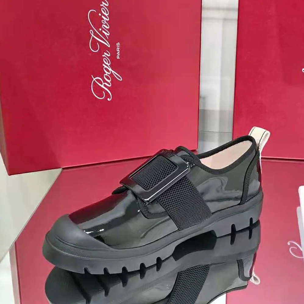 Roger Vivier Walky Viv Lacquered Buckle Sneakers in Leather for Women in Black