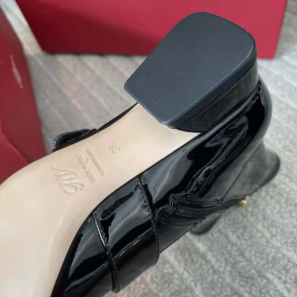 Roger Vivier Très Vivier Babies Strass Buckle Strech Boots in Patent Leather for Women in Black Roger Vivier Très Vivier Babies Strass Buckle Strech Boots in Patent Leather for Women in Black