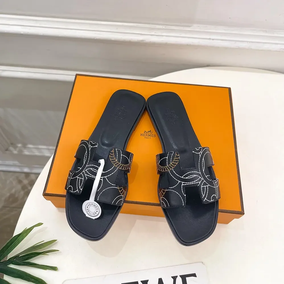 Hermes Oran sandal in “Panoplie Equestre” Embroidered Calfskin for Women in Black Hermes Oran sandal in “Panoplie Equestre” Embroidered Calfskin for Women in Black