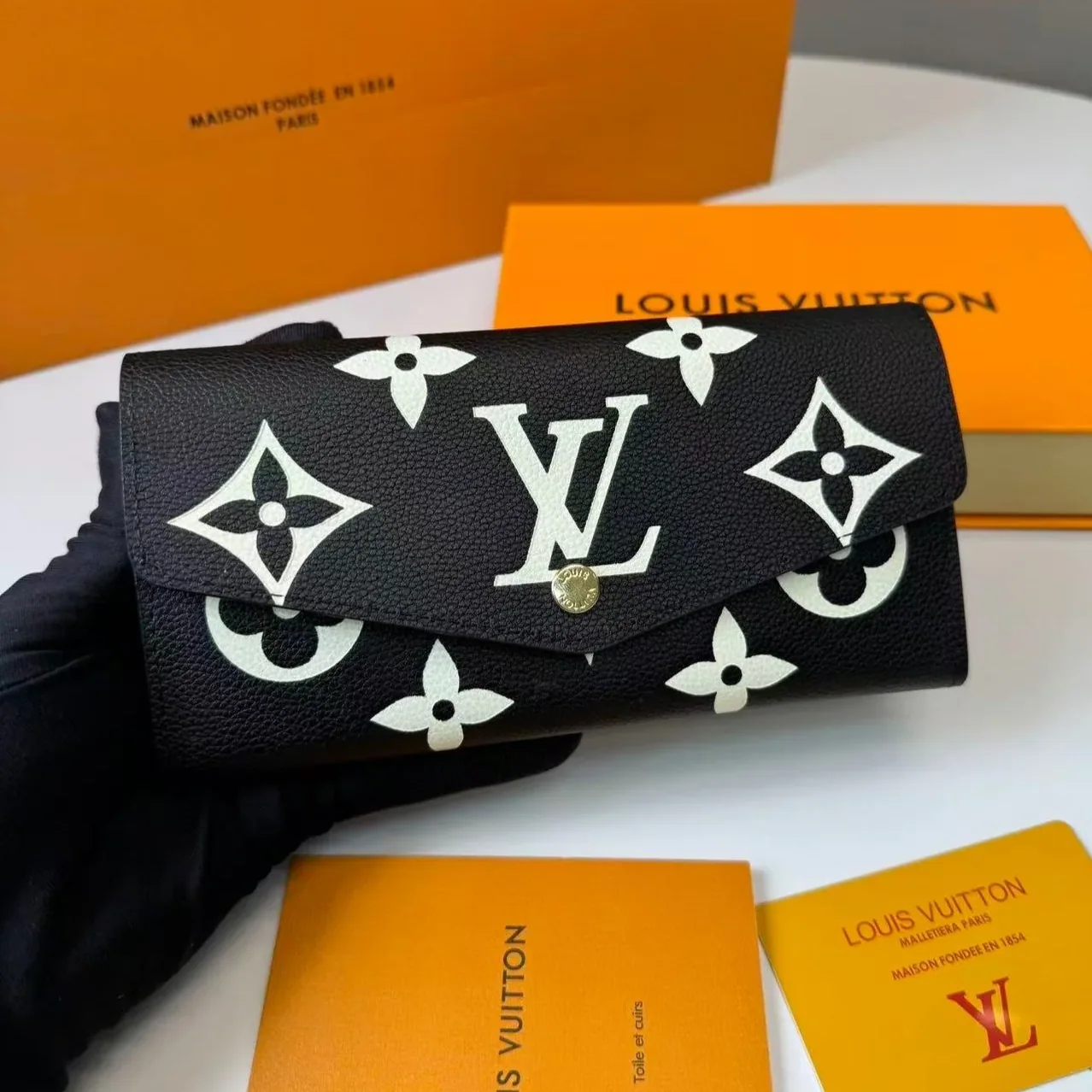 Louis Vuitton Sarah Wallet Black And Beige /