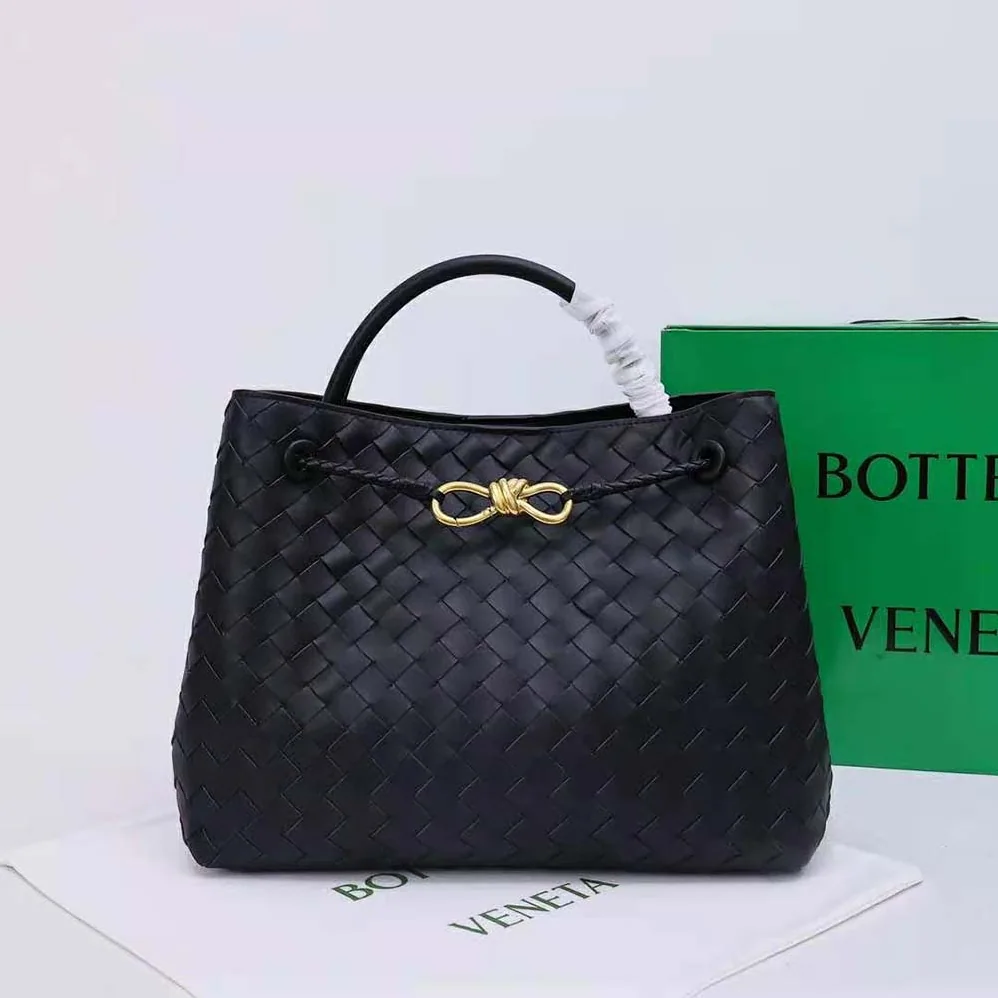 Bottega Veneta Medium Andiamo in Lambskin Leather for Women in Black Bottega Veneta Medium Andiamo in Lambskin Leather for Women in Black