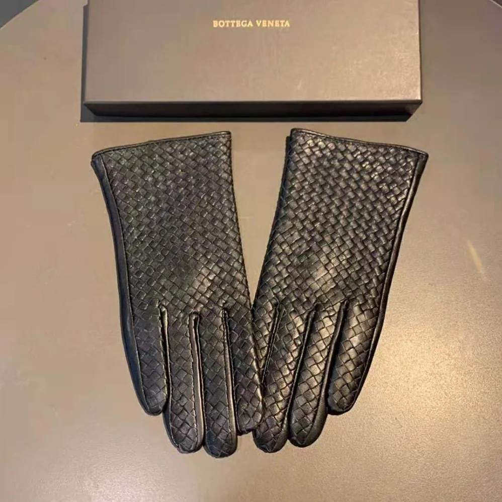 Bottega Veneta Intrecciato Leather Gloves for Women in Black Bottega Veneta Intrecciato Leather Gloves for Women in Black