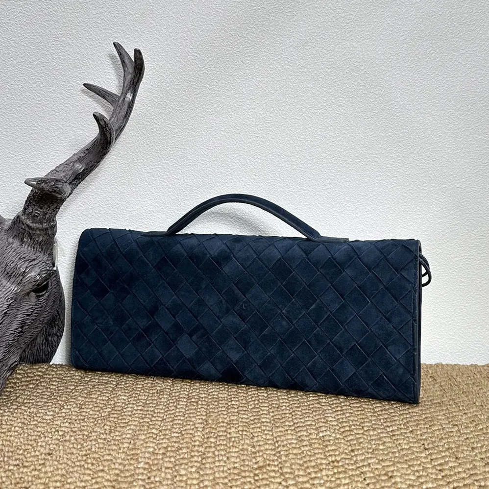 Bottega Veneta Andiamo Clutch for Women in Navy Bottega Veneta Andiamo Clutch for Women in Navy