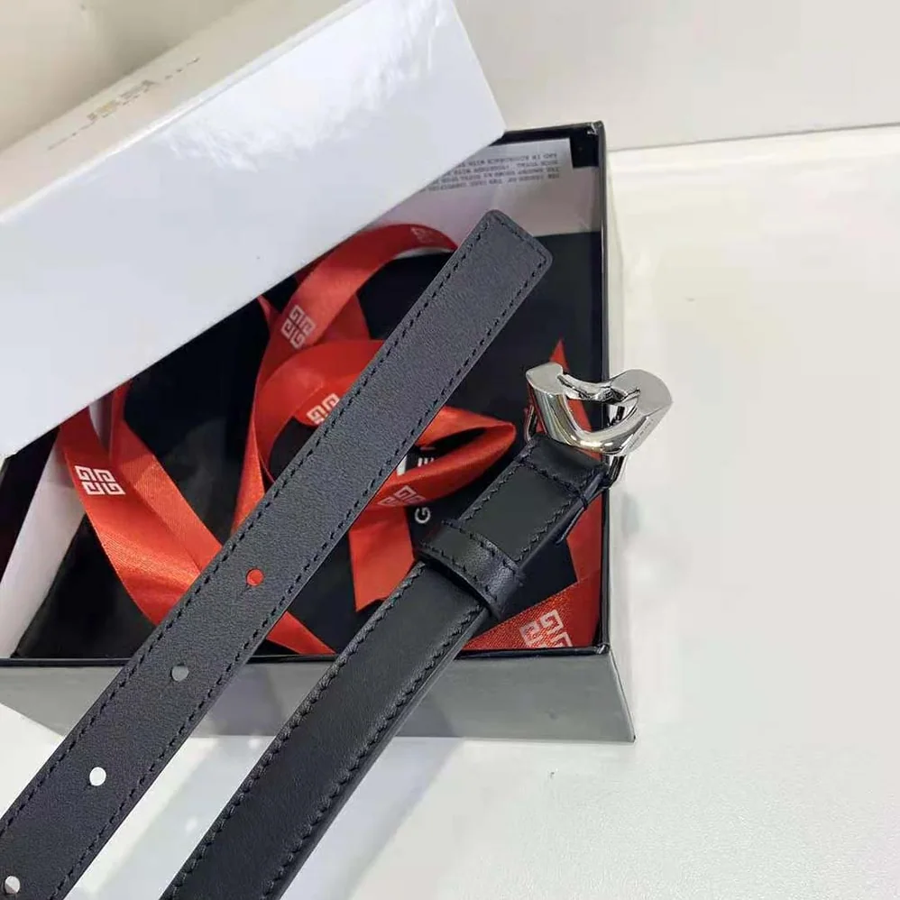 Givenchy G Chain Buckle Thin Reversible Belt in Smooth Leather for Women in Silver Givenchy G Chain Buckle Thin Reversible Belt in Smooth Leather for Women in Silver