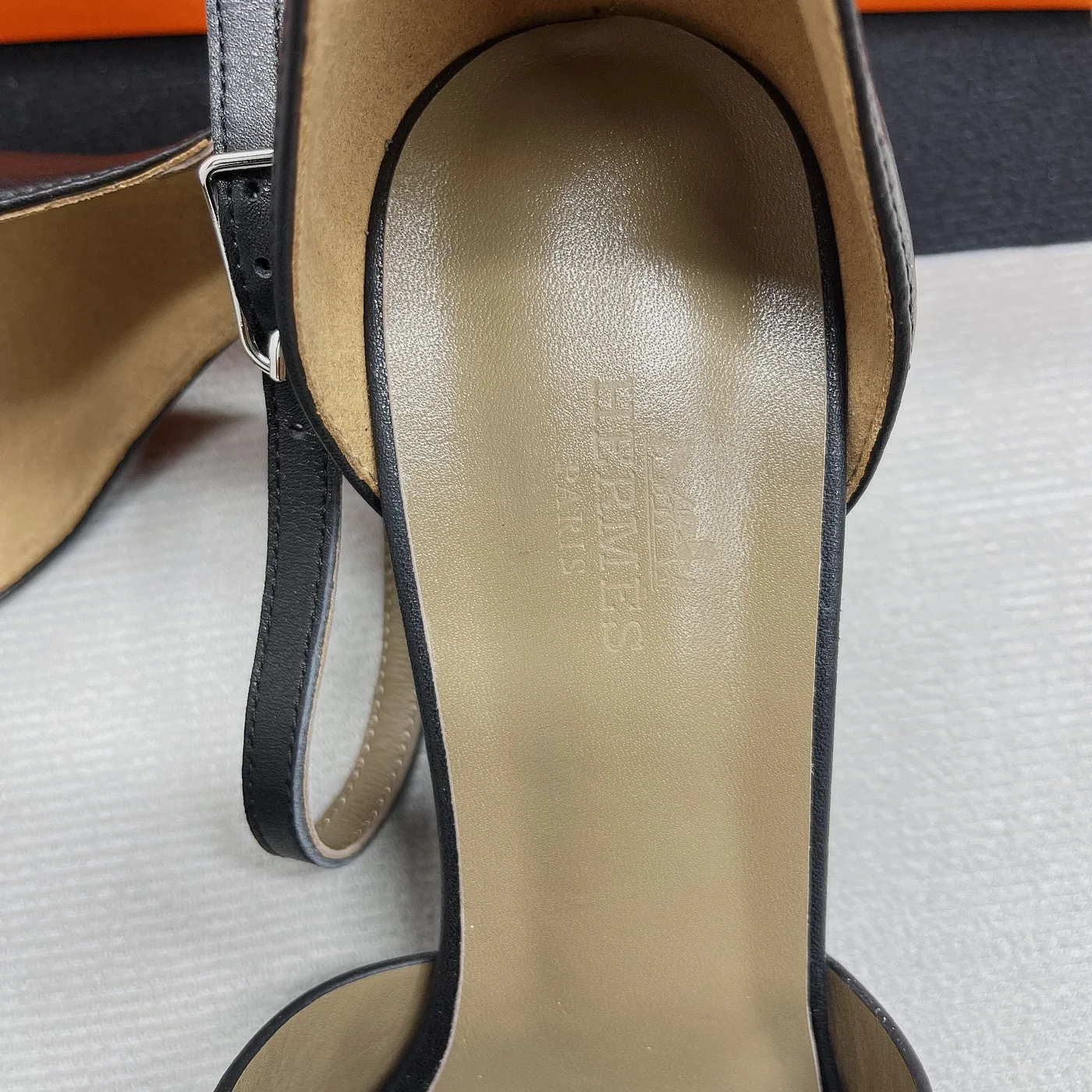 Hermes Legend Sandals Calfskin Leather Spring in Summer Collection Noir Hermes Legend Sandals Calfskin Leather Spring in Summer Collection Noir