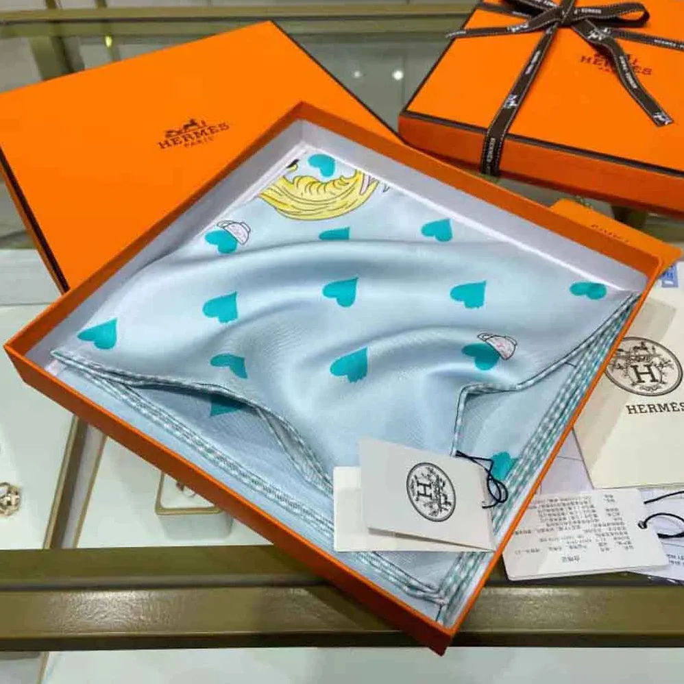 Hermes Tea Time Scarf 70 in Silk with Hand for Women in Rolled Edges