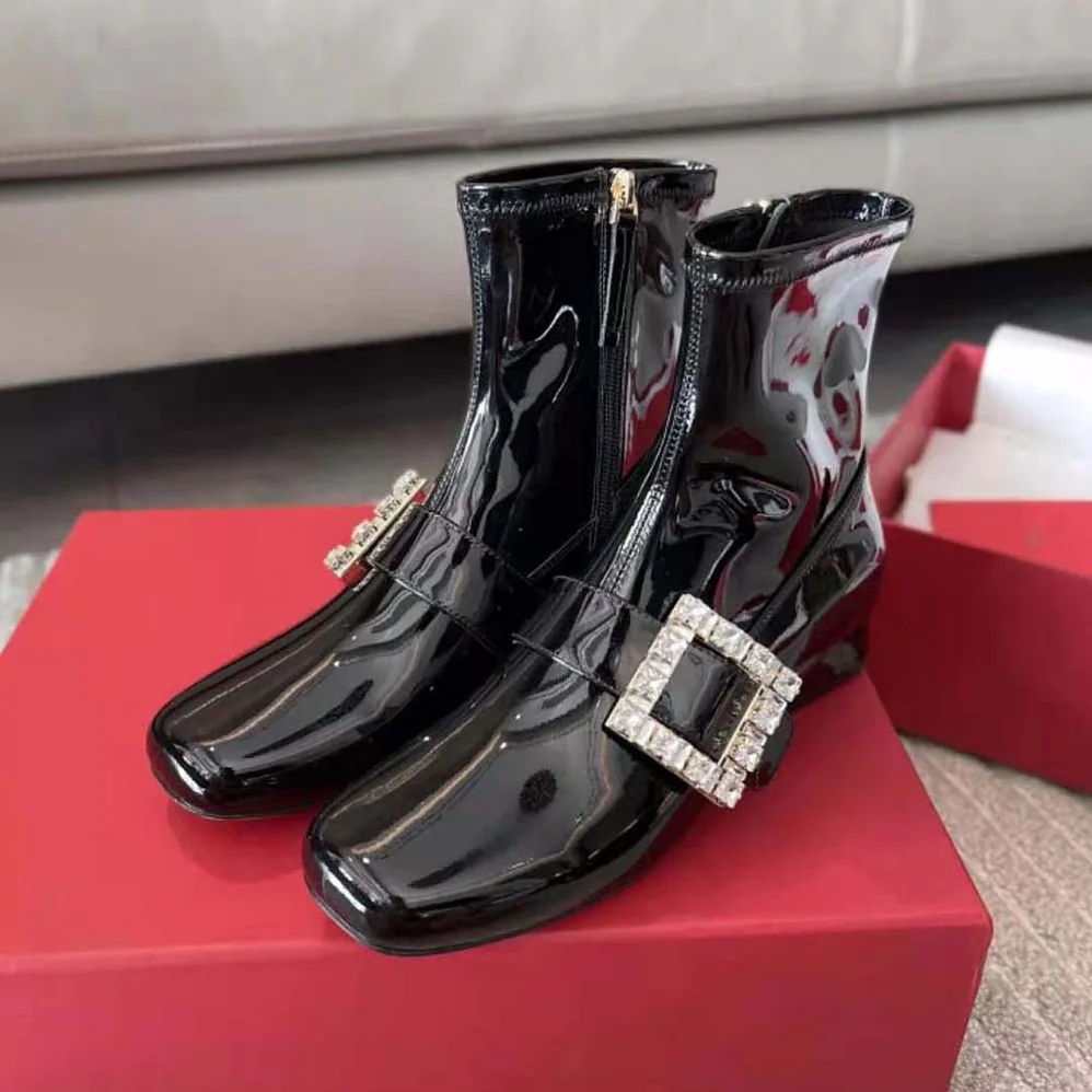 Roger Vivier Très Vivier Babies Strass Buckle Strech Boots in Patent Leather for Women in Black Roger Vivier Très Vivier Babies Strass Buckle Strech Boots in Patent Leather for Women in Black