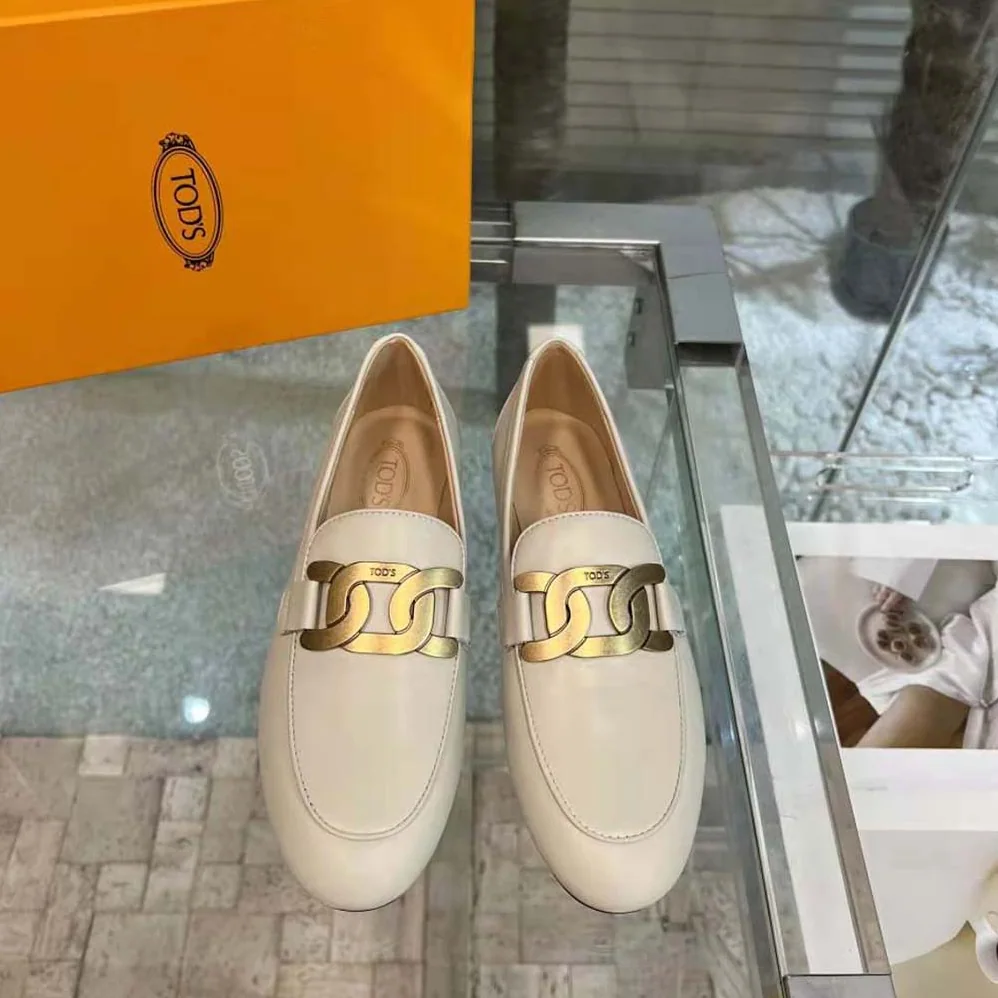 TODS Kate Loafers in Leather with A Metal Branded for Women in White TODS Kate Loafers in Leather with A Metal Branded for Women in White