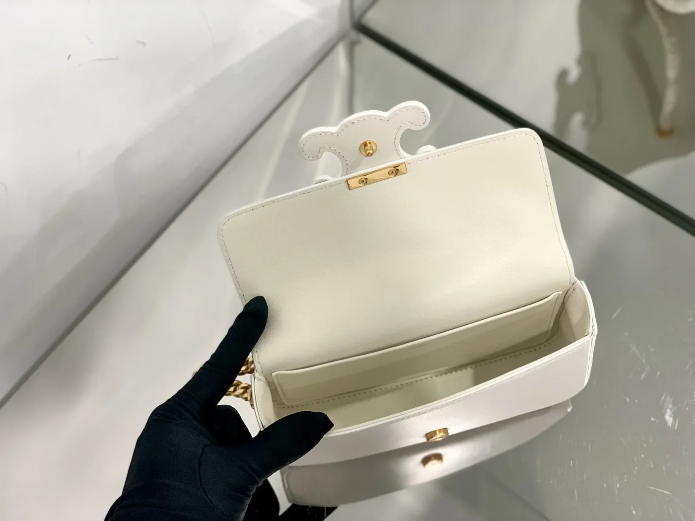 Celine Chain Shoulder Bag Cuir Triomphe White / Celine Chain Shoulder Bag Cuir Triomphe White /
