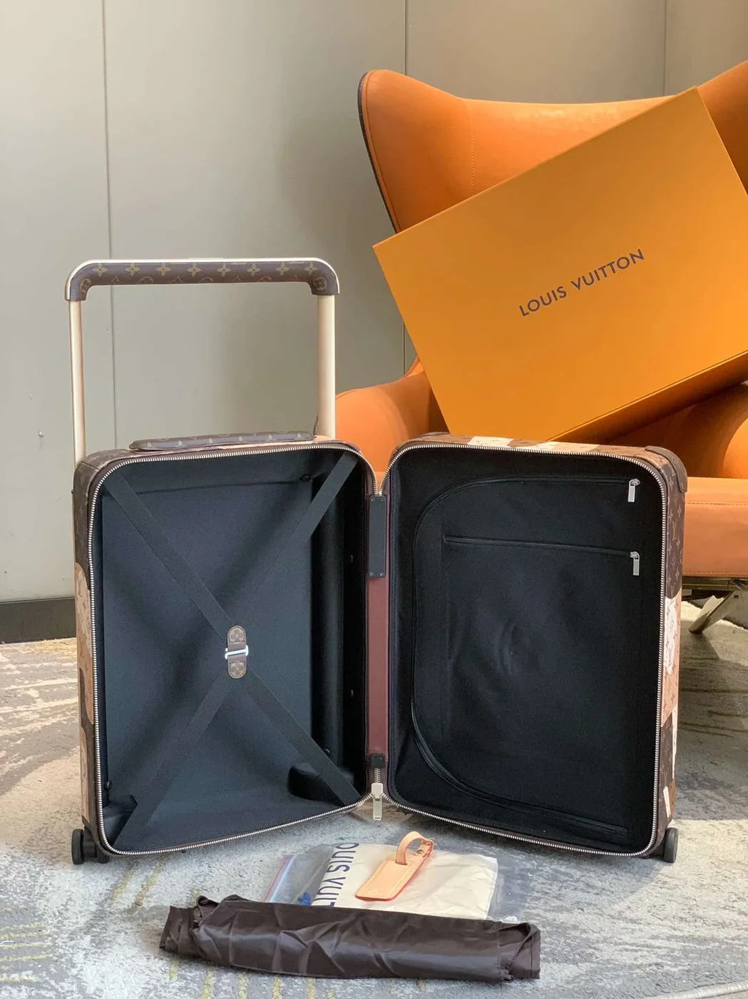 Louis Vuitton Horizon 55 Suitcase in Monogram Brown Champagne Hardware Louis Vuitton Horizon 55 Suitcase in Monogram Brown Champagne Hardware