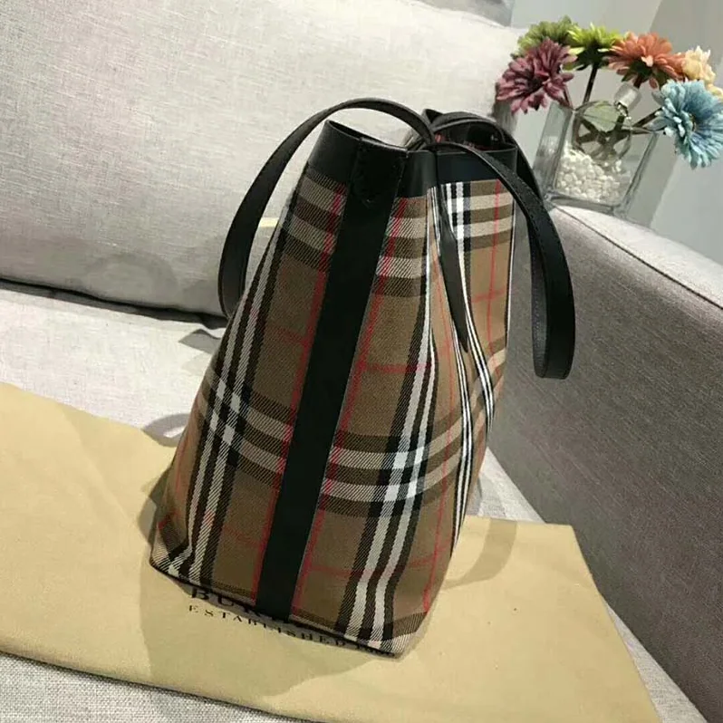 Burberry The Medium Giant Reversible Tote in Vintage Check for Unisex