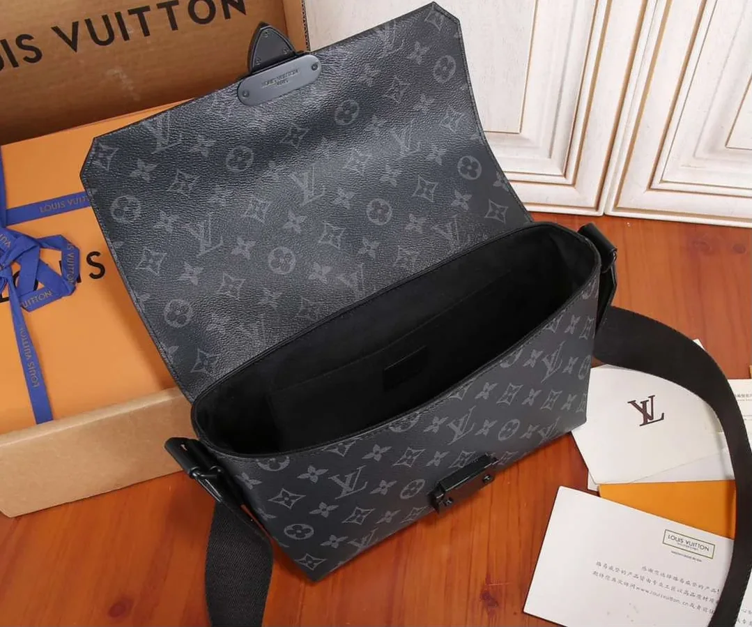Louis Vuitton S in Cape Messenger Black / Louis Vuitton S in Cape Messenger Black /