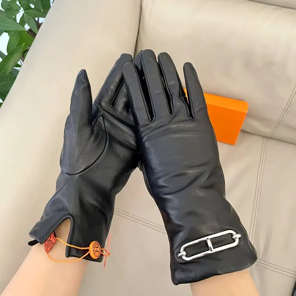 Hermes Gloves in Lambskin Leather for Women in Black