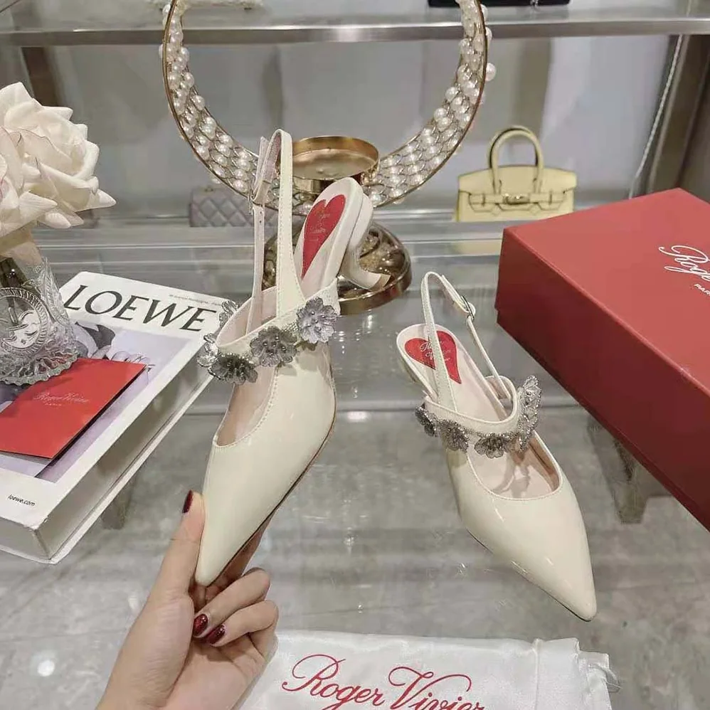 Roger Vivier Virgule Flower Slingback Pumps in Patent Leather for Women in White Roger Vivier Virgule Flower Slingback Pumps in Patent Leather for Women in White