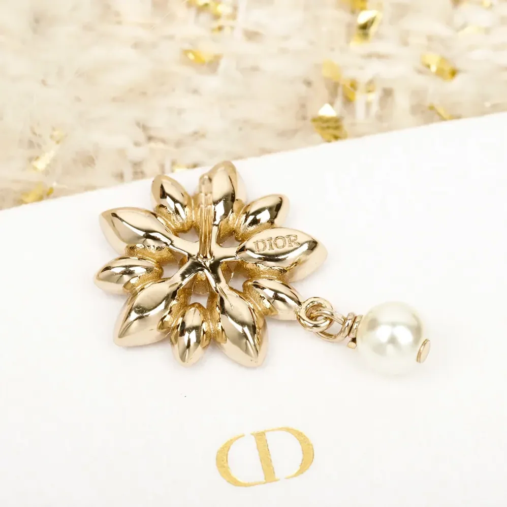 Dior Fleur de Glace Earrings Pale Gold-Finish Metal with White Resin Pearl for Women Dior Fleur de Glace Earrings Pale Gold-Finish Metal with White Resin Pearl for Women