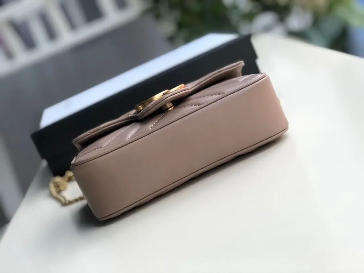 Gucci Marmont Matelassé Super Mini Bag Beige Matelassé Chevron / Gucci Marmont Matelassé Super Mini Bag Beige Matelassé Chevron /