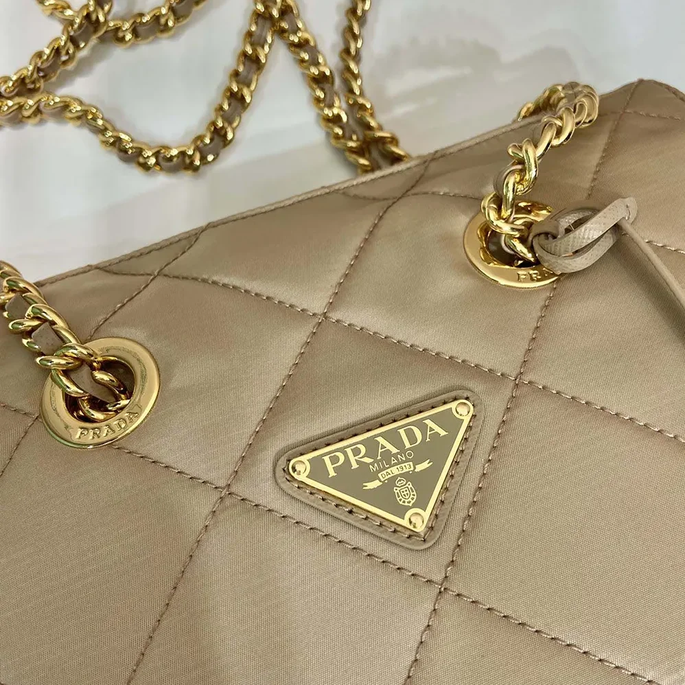 Prada Prada Re-Edition 1995 Chaîne Re-Nylon Tote Bag for Women in Beige Prada Prada Re-Edition 1995 Chaîne Re-Nylon Tote Bag for Women in Beige