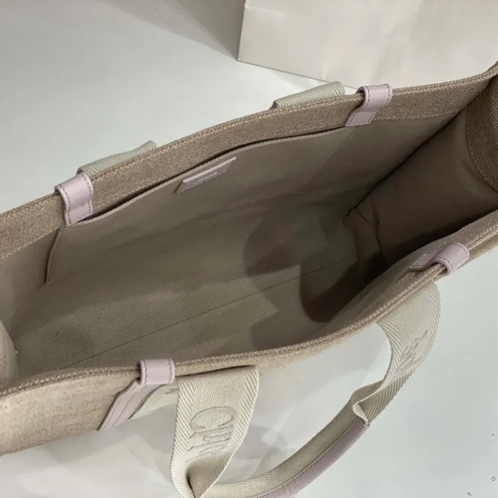 Chloe Woody Tote Bag in Linen for Women in Pink Chloe Woody Tote Bag in Linen for Women in Pink