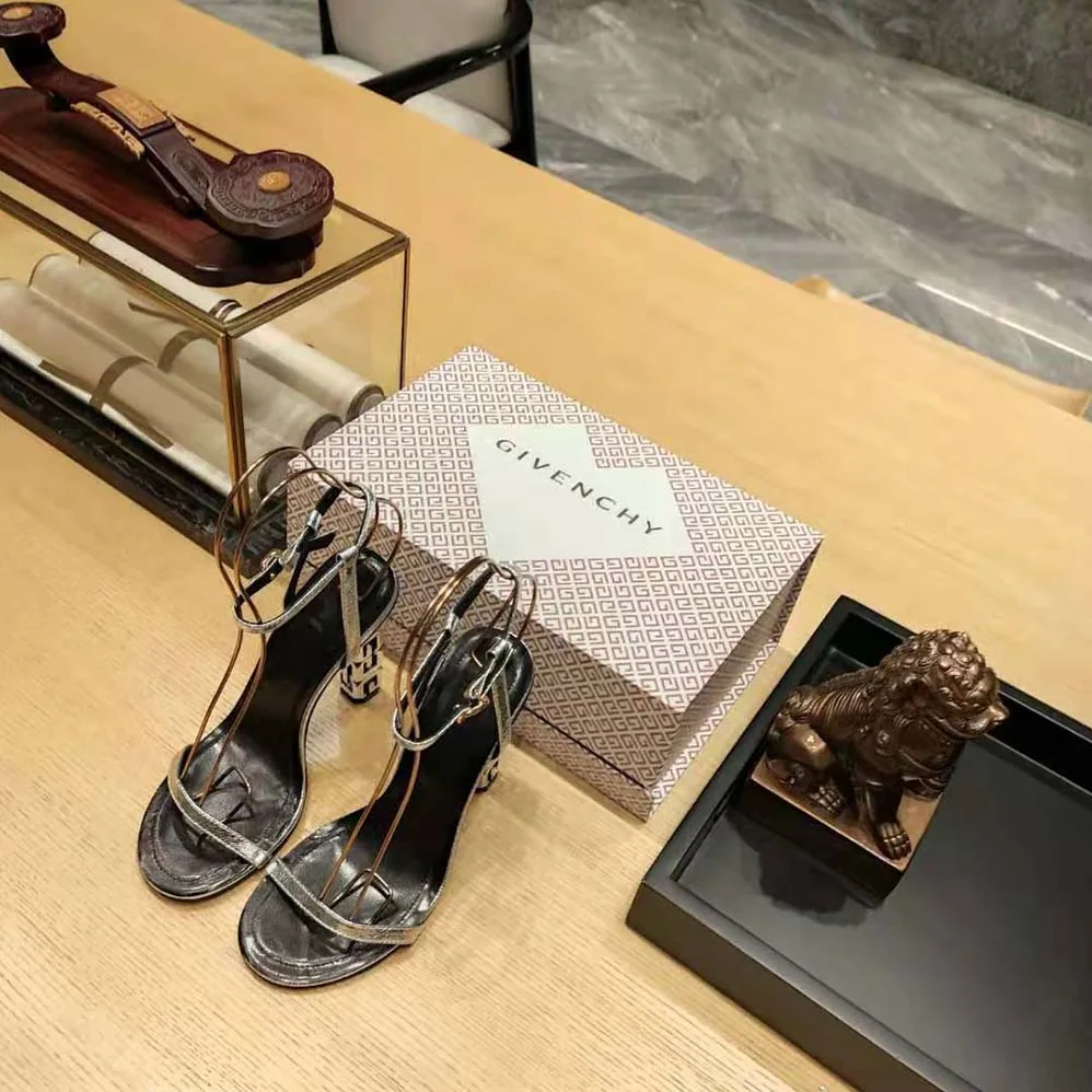 Givenchy G Cube Sandals in Leather for Women in Silver Givenchy G Cube Sandals in Leather for Women in Silver