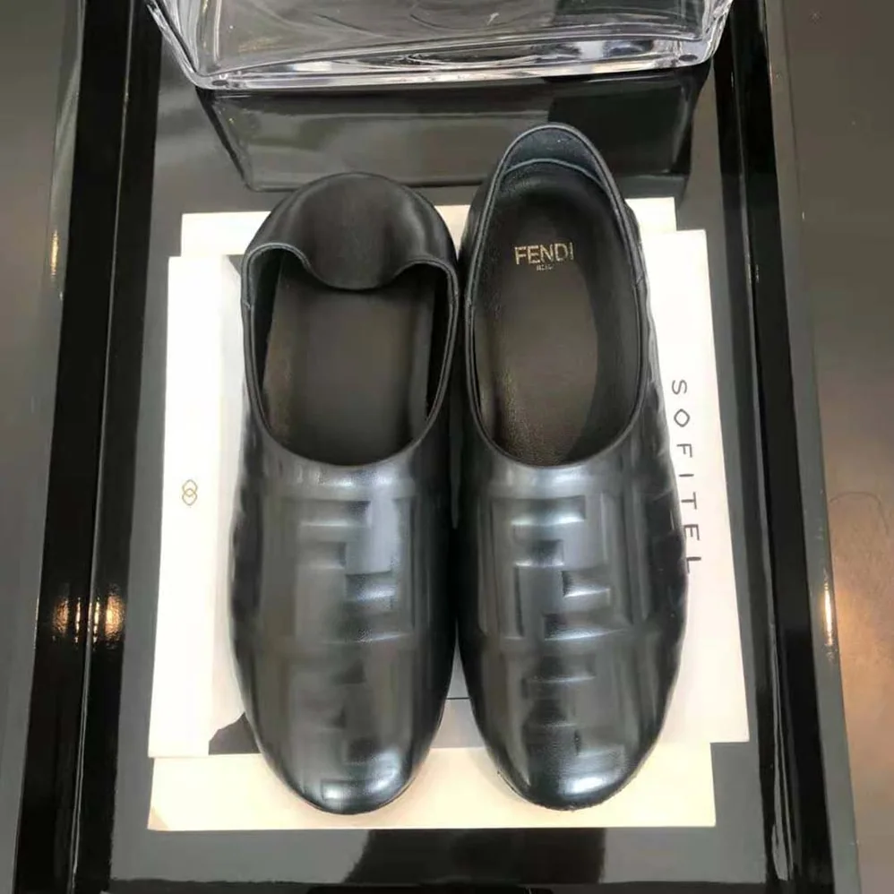 Fendi Signature Black Nappa Leather Slippers for Unisex Fendi Signature Black Nappa Leather Slippers for Unisex