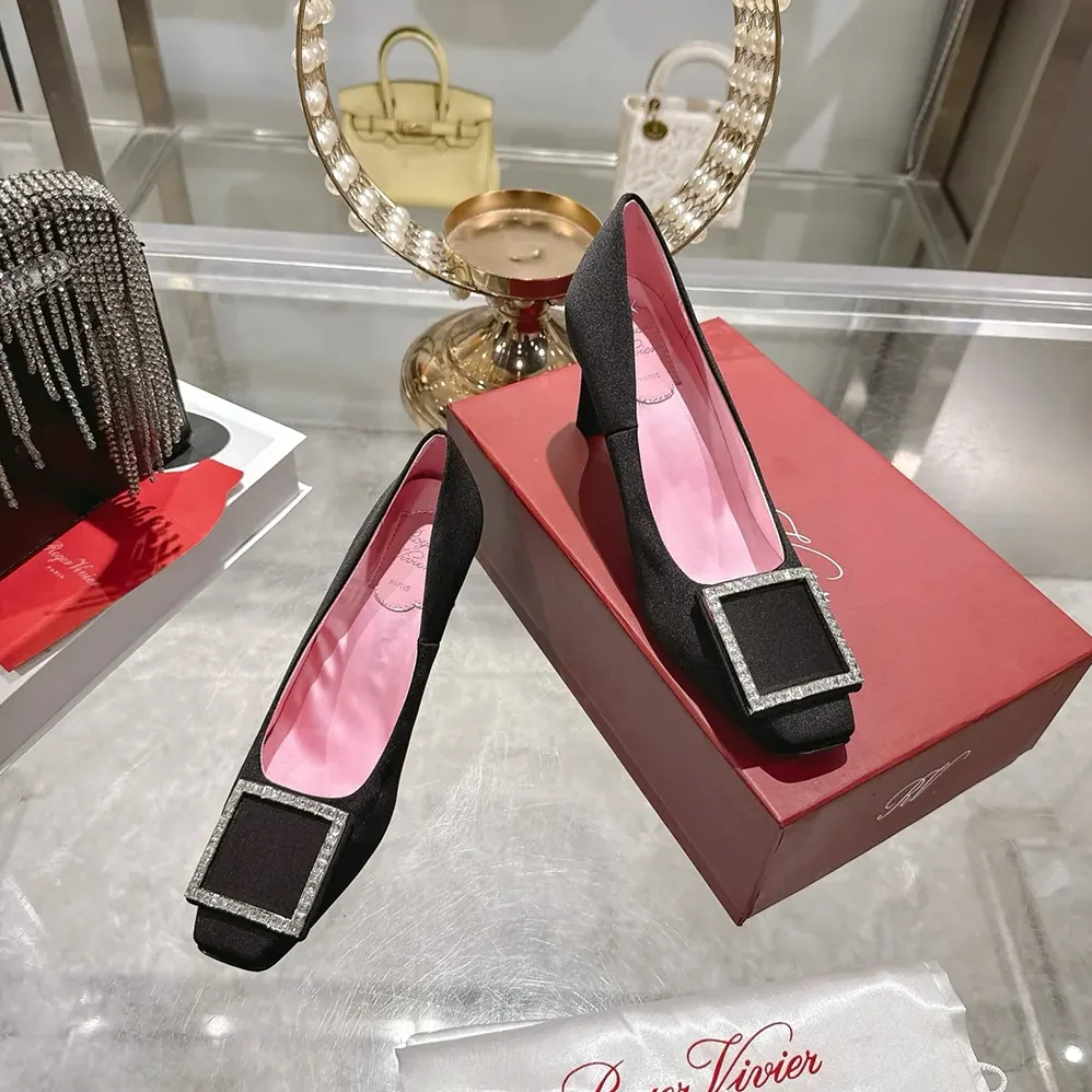 Roger Vivier Trompette Pumps in Satin for Women in Black