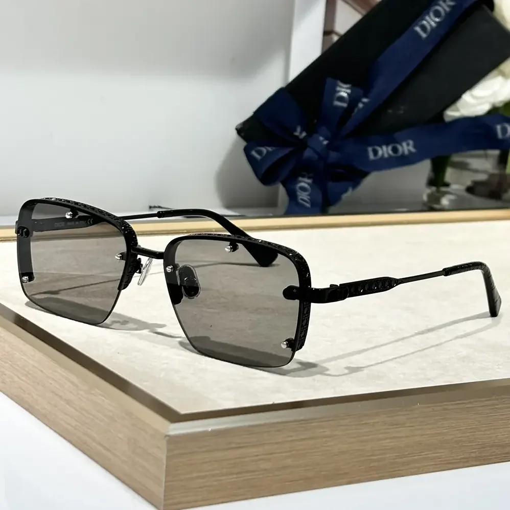 Dior NeoDior S4U Gray Rectangular Sunglasses for Unisex Dior NeoDior S4U Gray Rectangular Sunglasses for Unisex