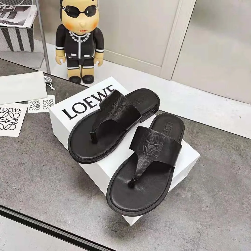 Loewe Anagram Flip Flop in Calfskin for Women in Black Loewe Anagram Flip Flop in Calfskin for Women in Black