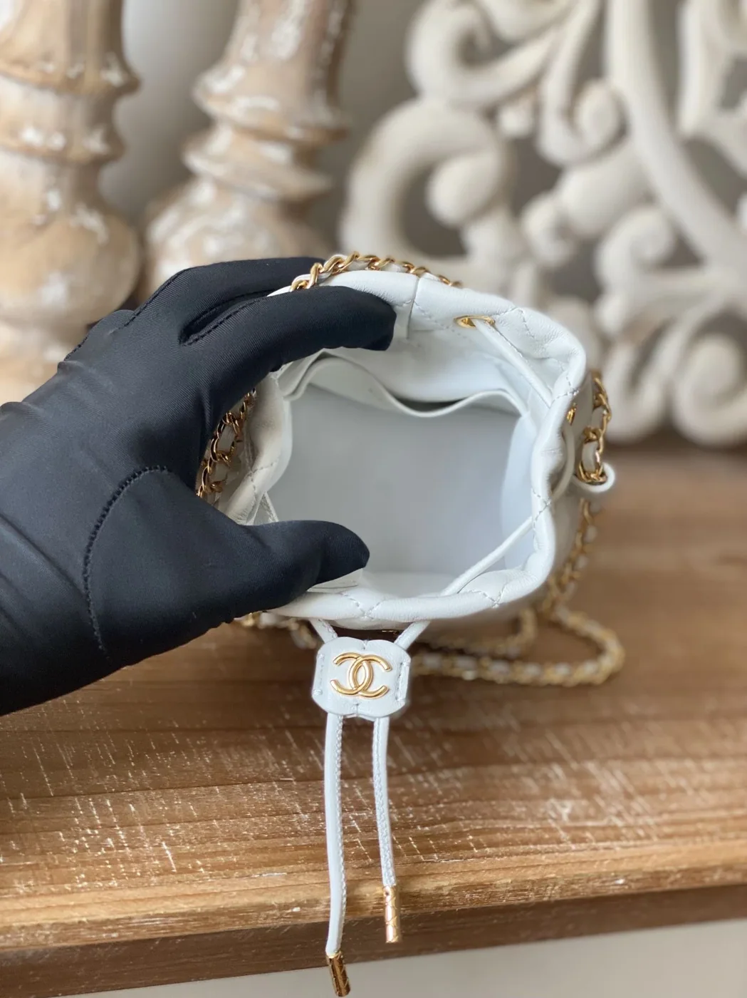 Chain Bucket Black in White / Chain Bucket Black in White /