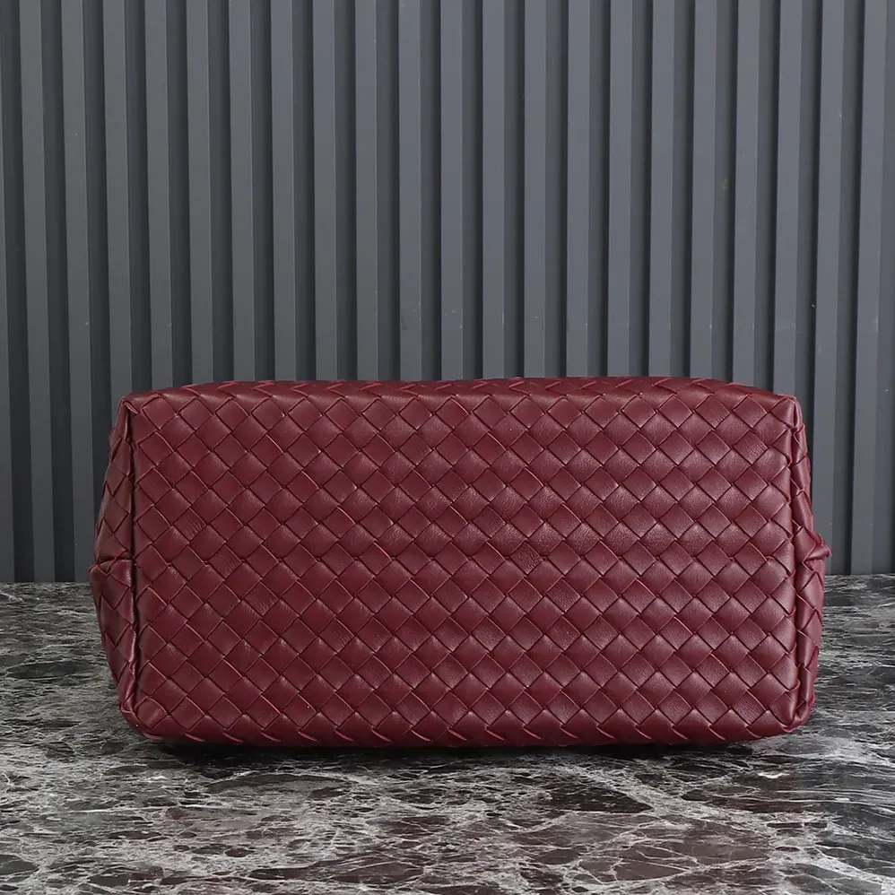 Bottega Veneta Large Andiamo in Lambskin Leather for Women in Maroon Bottega Veneta Large Andiamo in Lambskin Leather for Women in Maroon