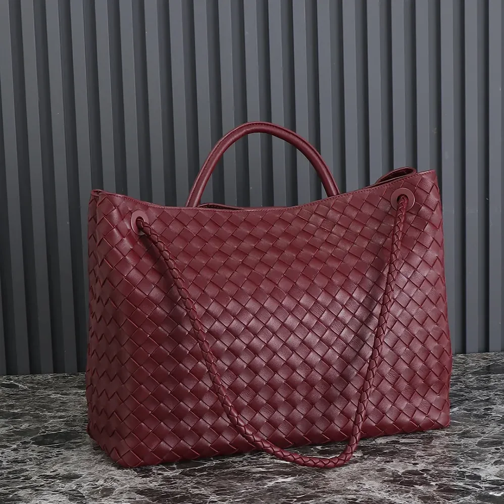 Bottega Veneta Large Andiamo in Lambskin Leather for Women in Maroon Bottega Veneta Large Andiamo in Lambskin Leather for Women in Maroon