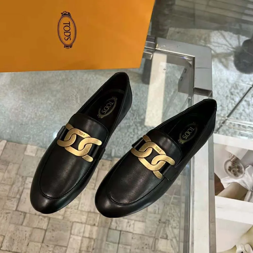 TODS Kate Loafers in Leather with A Metal Branded for Women in Black TODS Kate Loafers in Leather with A Metal Branded for Women in Black