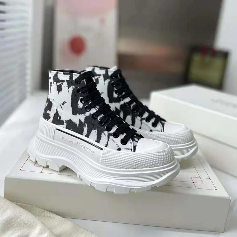 Alexander Mcqueen McQueen Graffiti Tread Slick Boot in White for Unisex Alexander Mcqueen McQueen Graffiti Tread Slick Boot in White for Unisex