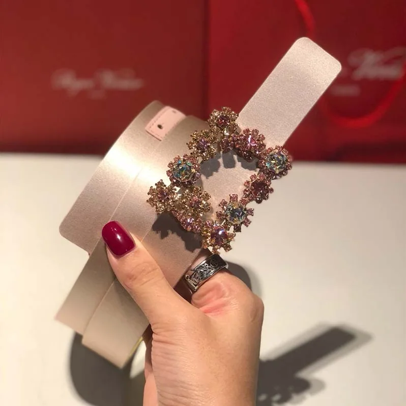 Roger Vivier Wome Flowers Belt in Silk Satin in Sandy